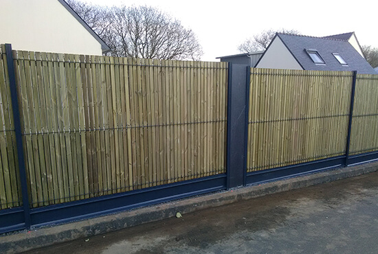 Palissade en métal et bois